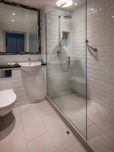 Bathroom 5, Treacys Oakwood Hotel