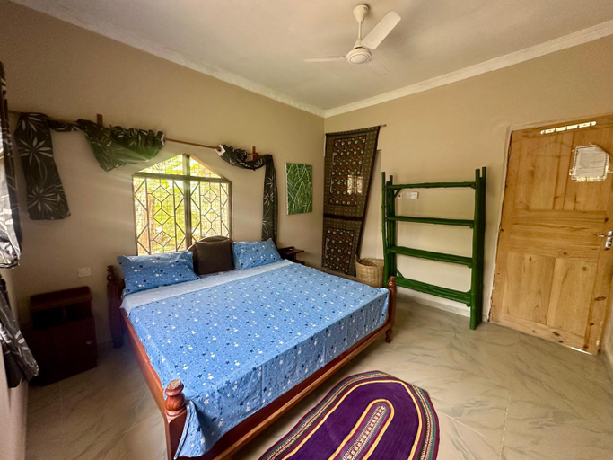 Bedroom, Mama's House, Magharibi