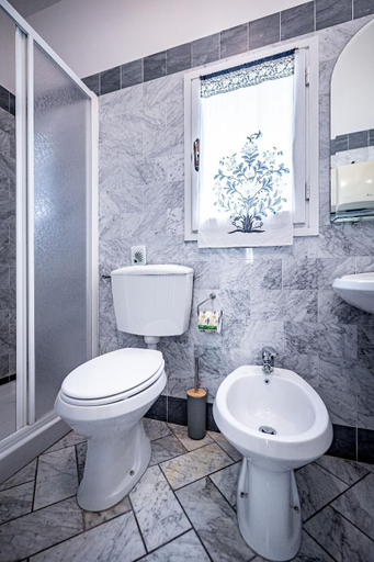 Bathroom 5, Bellevue House, Florence