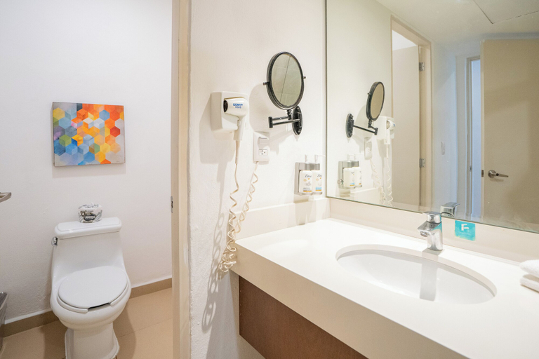 Bathroom 5, Pacific Palace Beach Tower Hotel, Mazatlán