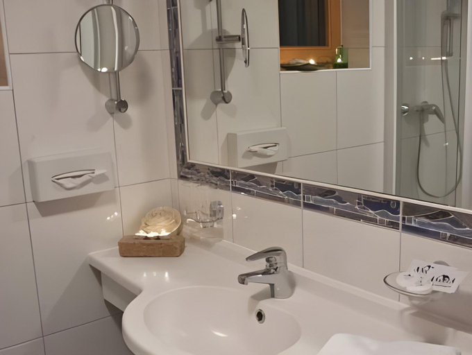 Bathroom 4, Hotel Garni Angela, Landeck