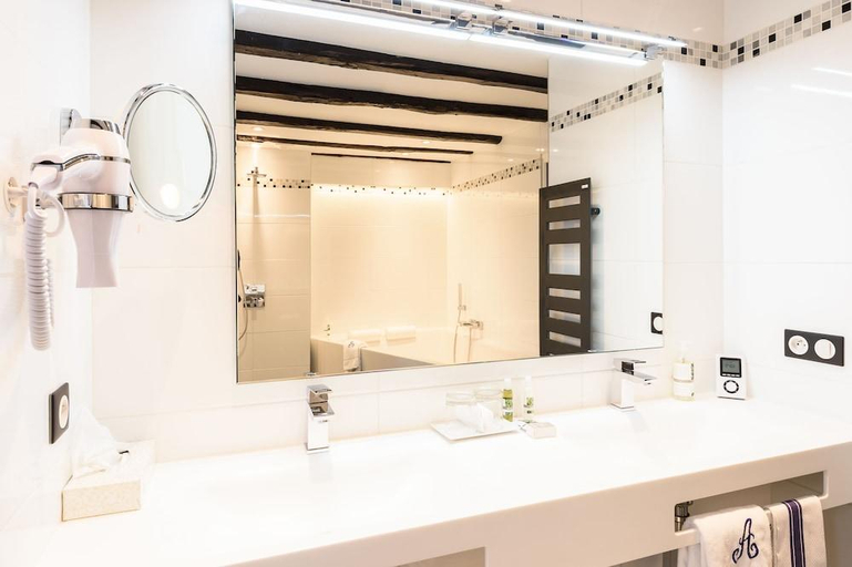 Bathroom 5, Arraya, Pyrénées-Atlantiques