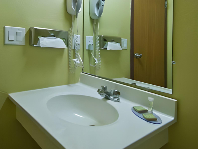 Bathroom 4, Super 8 by Wyndham Marion, Williamson