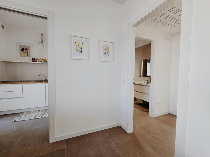 Others 5, Yellow flowers Comfy Homes with Lift & Parking Garage, Bari