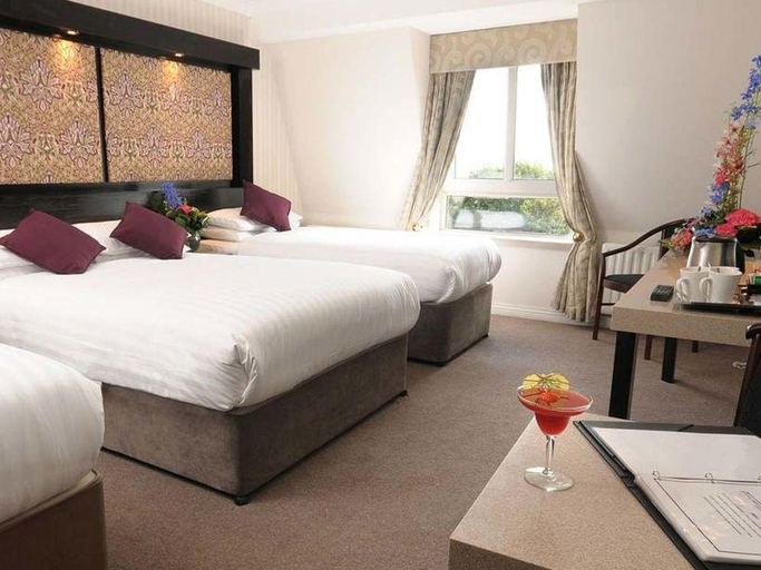 Bedroom 3, Flannery's Hotel