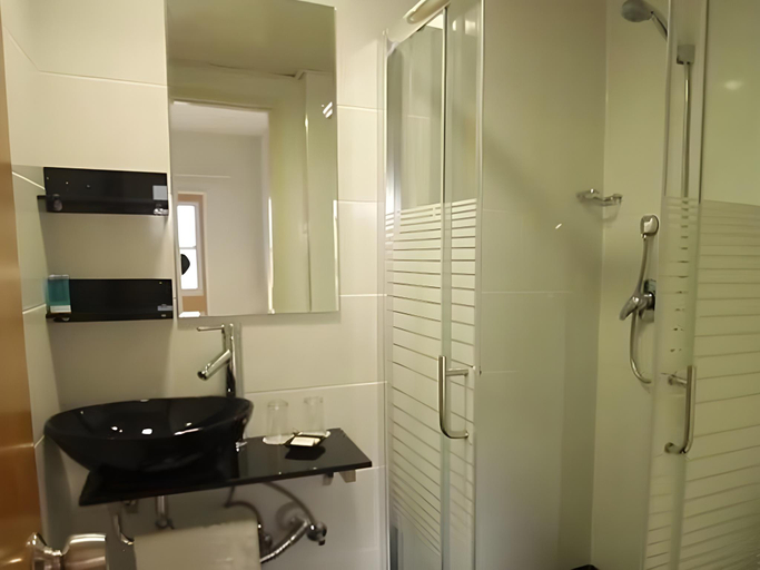 Bathroom 3, Blue Hotel