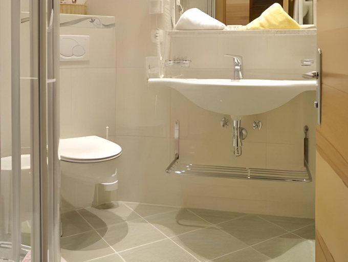 Bathroom 4, Hotel Arnika, Landeck