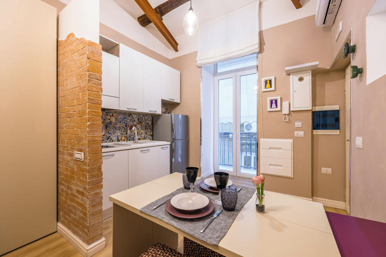 Others 4, Toledo Warm Renovated Studio, Napoli