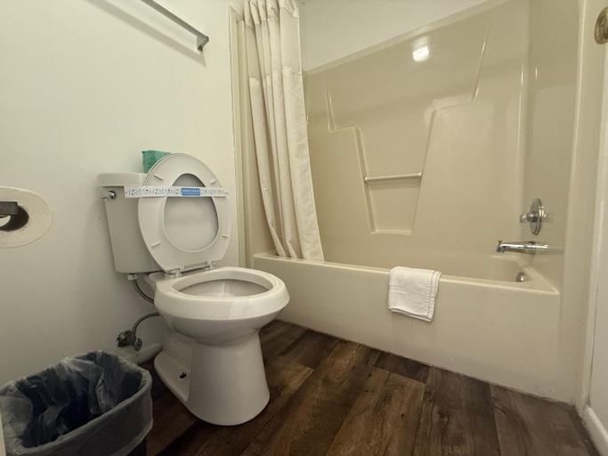 Bathroom 3, Smith Motel, Gordon