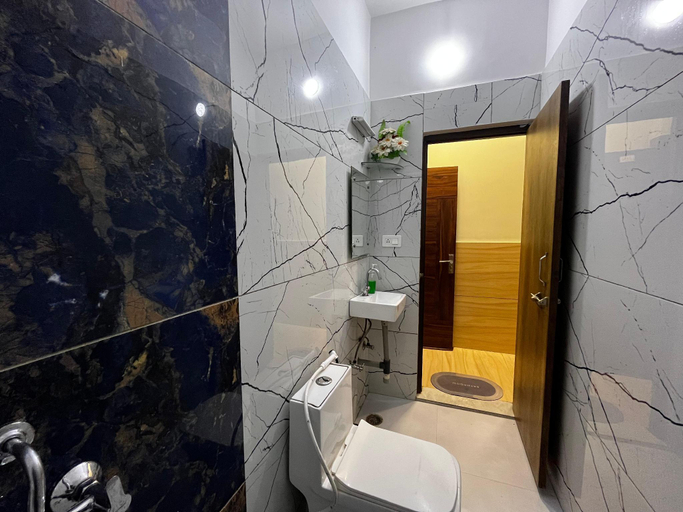 Bathroom 4, Taj Nice Point, Agra