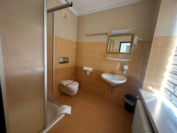 Bathroom 3, Magnus Klause, Bruck-Mürzzuschlag