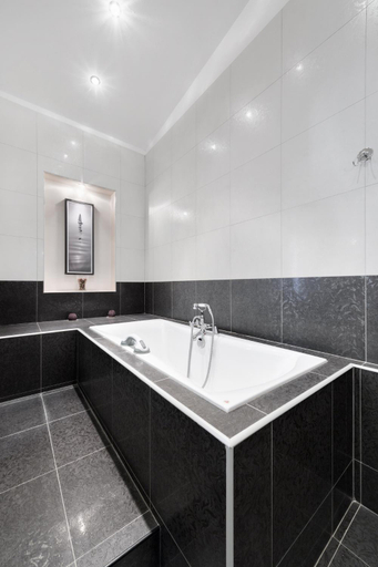 Bathroom 4, Hitrovka Hotel, Central