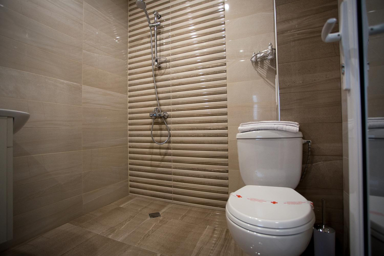 Bathroom 3, AquaSun Family Hotel, Sandanski