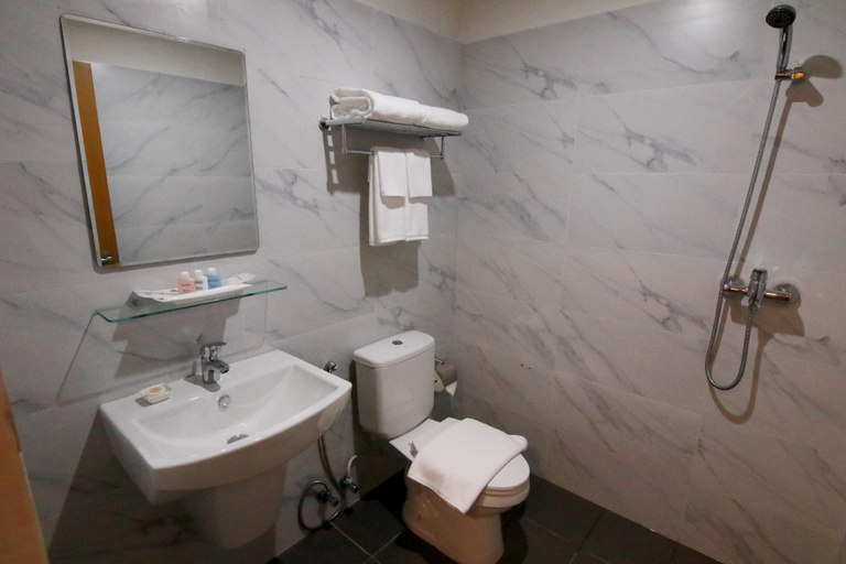 Bathroom 3, Botahtaung Hotel, Yangon