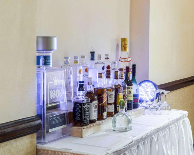 Food & Drinks 5, Clarion Hotel Somerset - New Brunswick, Somerset