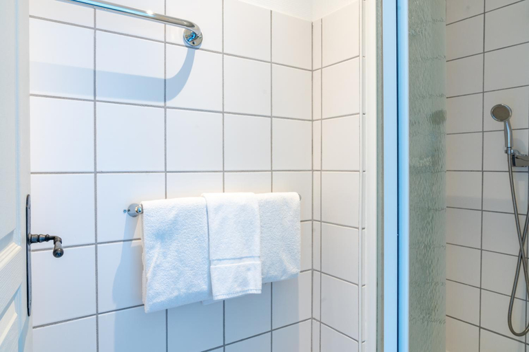 Bathroom 4, Hôtel des Deux Mers, Morbihan
