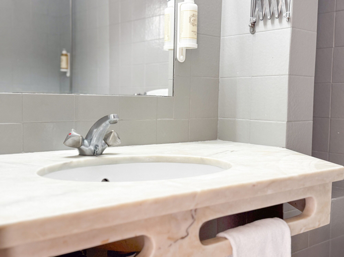 Bathroom 4, Aura Village City Beach Apartments, Albufeira