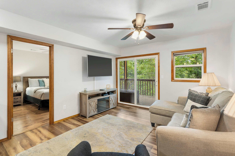 Room 3, The Greenview Haven: Cozy For 6!, Stone