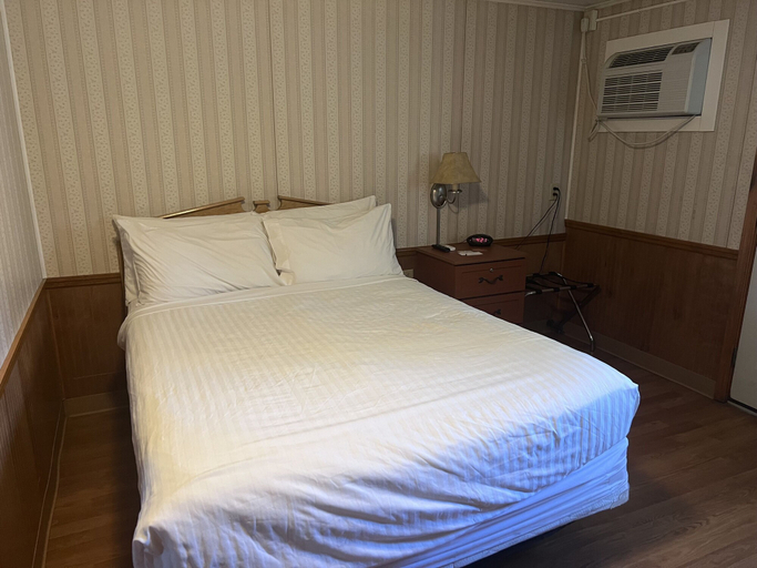 Room 2, Hampton Motel, Franklin