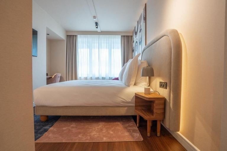 Bedroom 5, Via Antwerp, Antwerpen