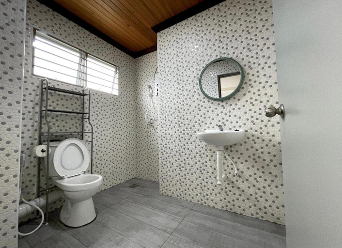 Bathroom, The Venus - Spacious Wooden TOP Floor Apartment, Manjung