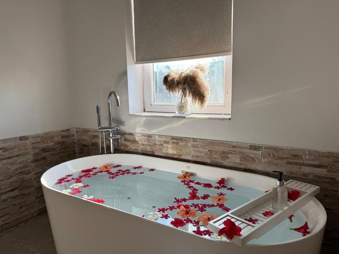 Bathroom, DT Beachfront Villas, Magharibi