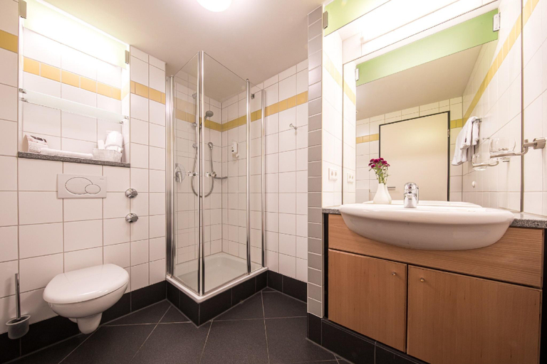 Bathroom 3, Augustinum Hofgut Algertshausen, Landsberg am Lech