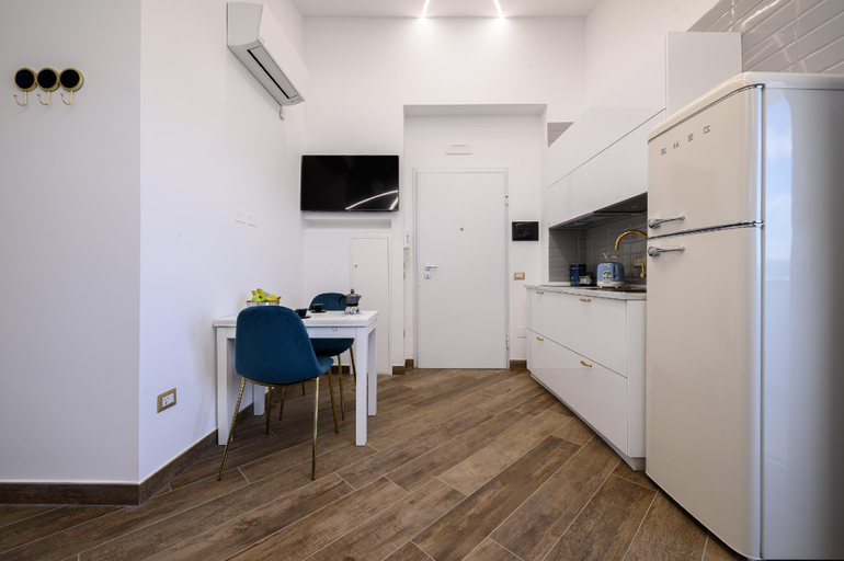Others 5, Villa In Bed Green Suite , Napoli