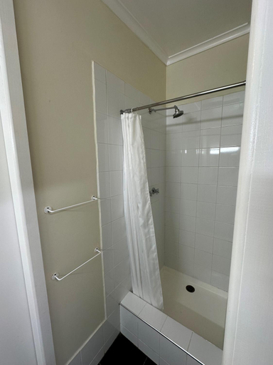 Bathroom 3, The Silver Bream Motel & Self Contained Units, E. Gippsland - Orbost