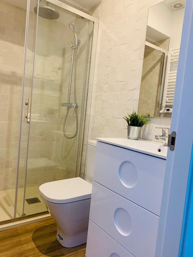 Bathroom 2, BERNABEU/ C.UNIVERSITARIA APARTMENTS, Madrid