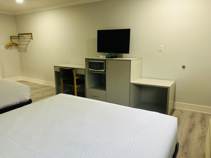 Bedroom 2, Motel 6 – Cornwall, ON, Stormont, Dundas and Glengarry