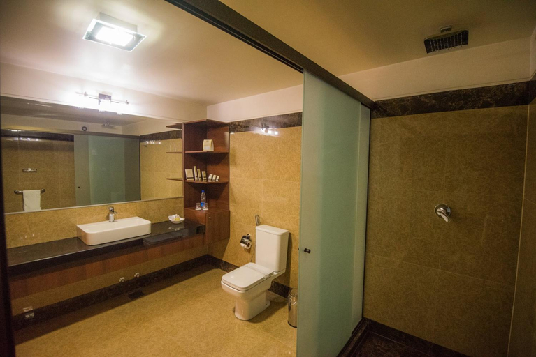Bathroom, ROLES Hotel, Oropeza