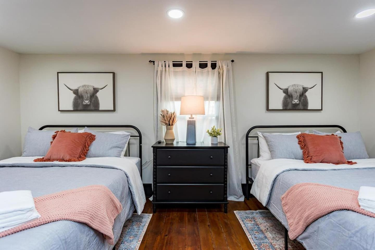 Bedroom 2, Charming Loft Escape Walk to River & Restaurants, Rockingham