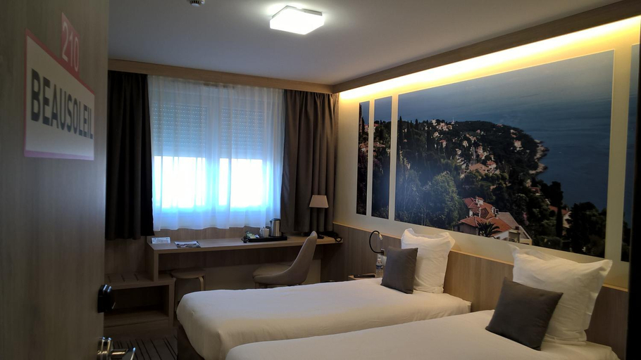 Bedroom 3, BRIT HOTEL MONTARGIS - LE RELAIS DU MIEL, Loiret