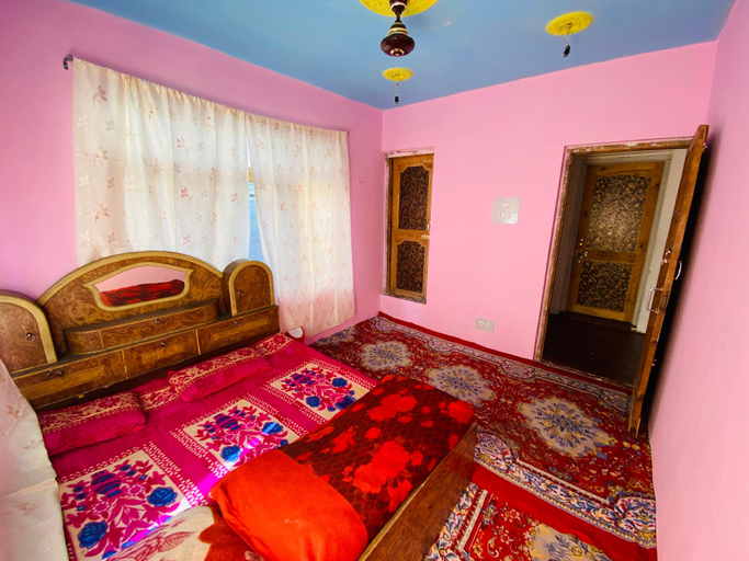 Bedroom 2, Adeel Homes, Srinagar