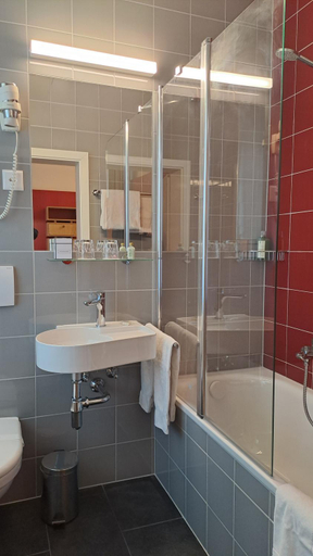 Bathroom 4, International & Terminus, Genève