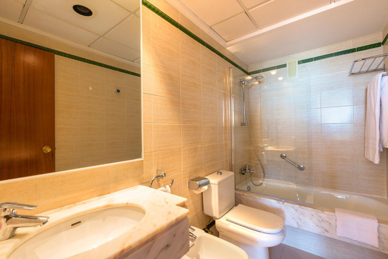 Bathroom 5, Hipotels Mercedes Aparthotel, Baleares