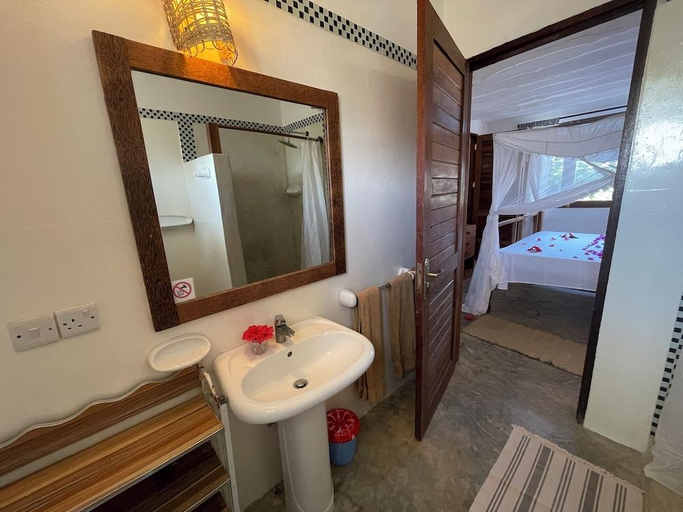 Bathroom 4, Breeze Residence, Kaskazini 'B'