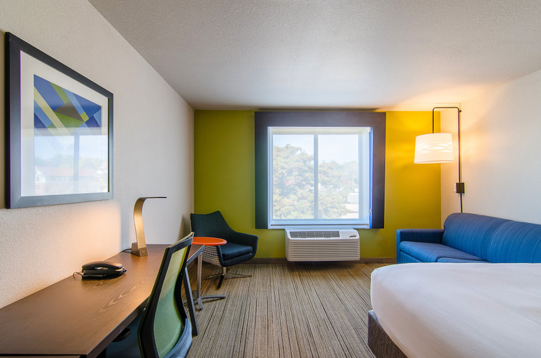 Holiday Inn Express & Suites Atchison Room Type - 1 King Suite Mobil Access Tran Shower
