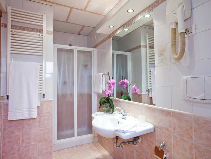 Bathroom 4, Hotel Delle Muse, Rome