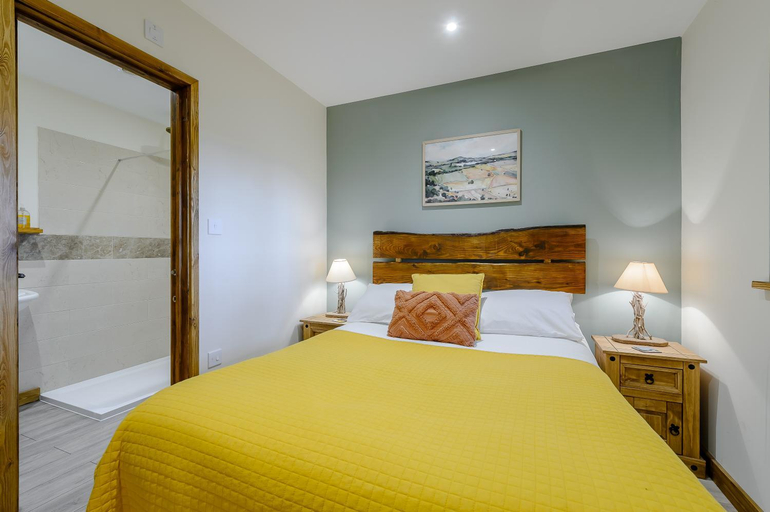 Bedroom 2, Hayne Barn Estate 6 Luxury Lodges with private hot-tubs AND 1 studio without hot-tub, Kent