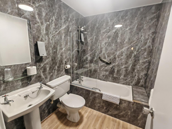 Bathroom, The Caledonian Thistle Hotel, Stirling