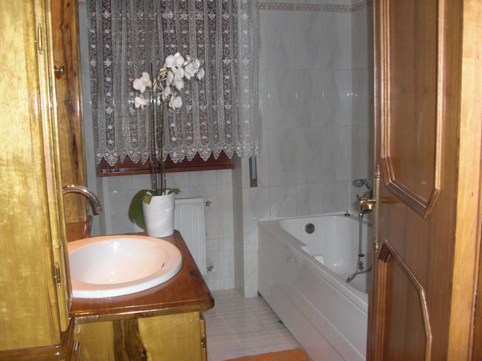 Bathroom 5, La Maison Blanche, Rome