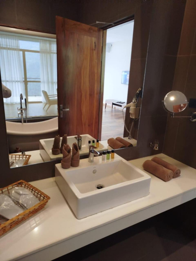 Bathroom 4, Oak Ray Tea Bush Ramboda, Kothmale