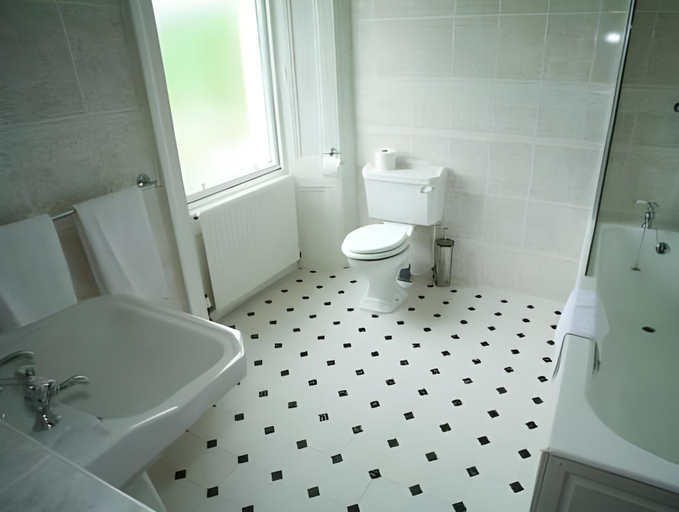 Bathroom 4, The Grant Arms Hotel, Highland