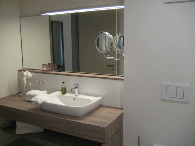 Bathroom 3, Hotel Kapellenberg, Würzburg