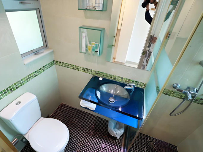 Bathroom 3, Metacity MK, Kowloon