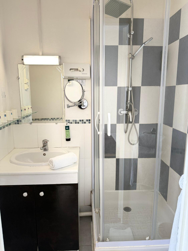 Bathroom 3, Logis Hotel-Restaurant La Coupe d'Or, Calvados