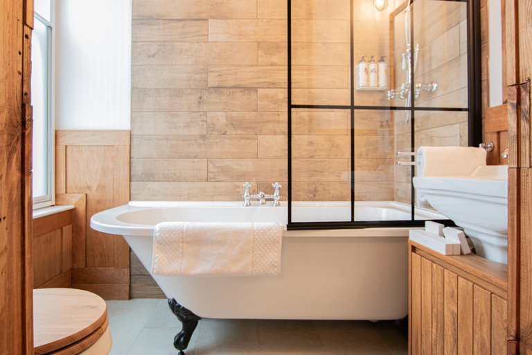 Bathroom 3, The Old Farmhouse Pub & Rooms, London