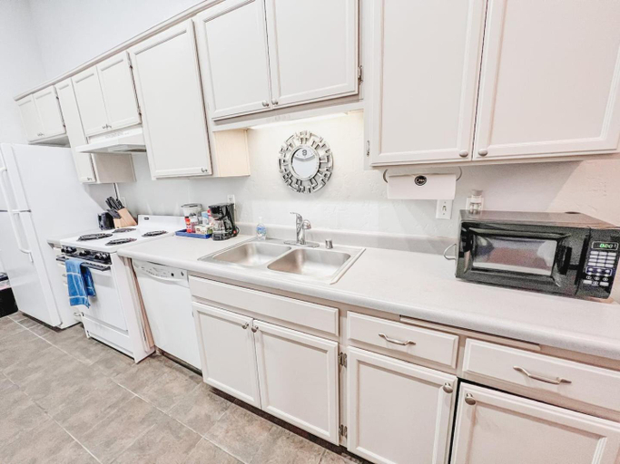 Others 4, 2BR Top Floor Suite Free Parking - Conv Center, San Diego
